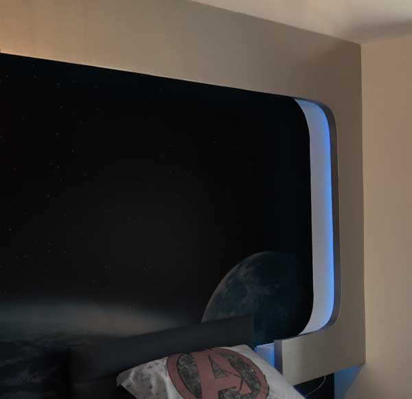 photo-diy-backlit-bedroom-layout